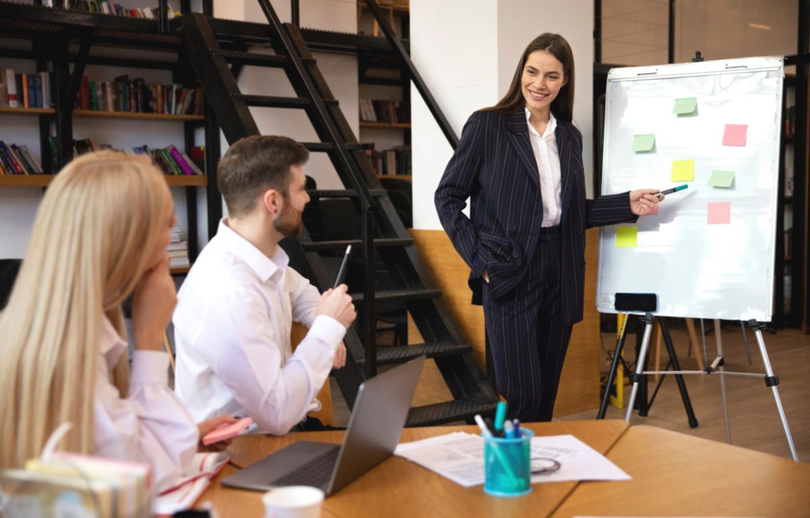 Groupe d'apprenants collaborant sur un projet financier